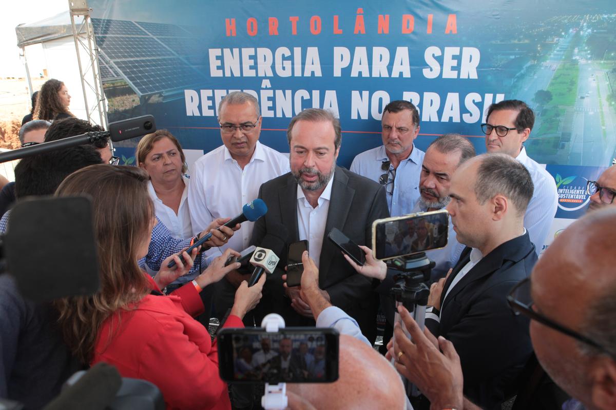 O ministro das Minas e Energia, Alexandre Silveira, atende a imprensa durante o evento de lançamento do Programa Municipal de Eficiência Energética de Hortolândia (Rodrigo Zanotto)