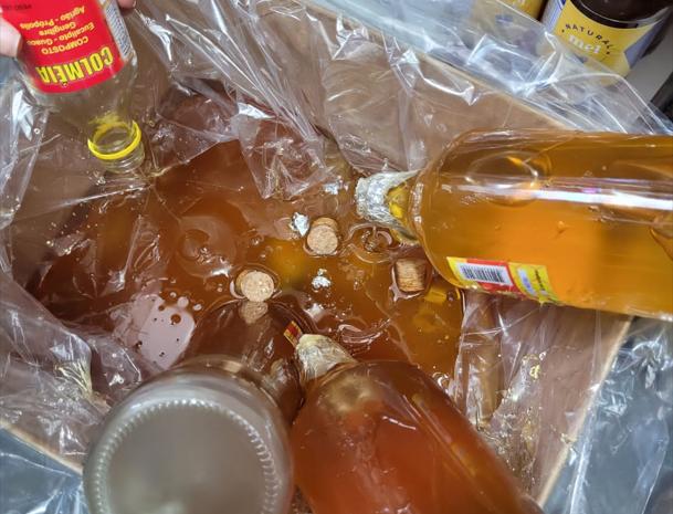 Mel falsificado apreendido e inutilizado no Mercadão de Campinas (Devisa/Arquivo)