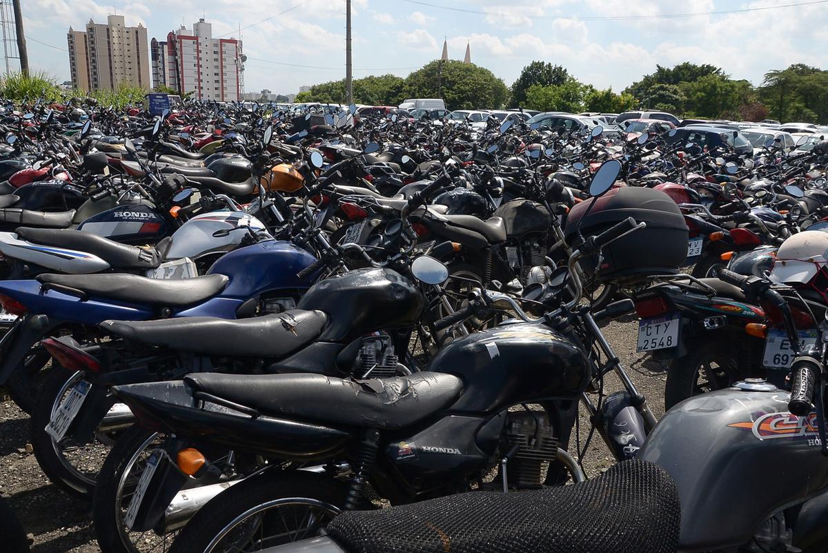 Administrado atualmente pela Emdec, o pátio de veículos apreendidos, localizado na Vila Industrial, está superlotado; o local abriga 1.909 carros, 1.228 motocicletas, seis micro-ônibus, 19 veículos pesados e nove reboques (Alessandro Torres)