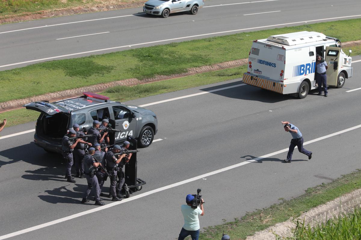 Encenação aconteceu na Rodovia dos Bandeirantes, no sentido da Capital, próximo ao km 84, na região do Jardim Nova América (Rodrigo Zanoto)