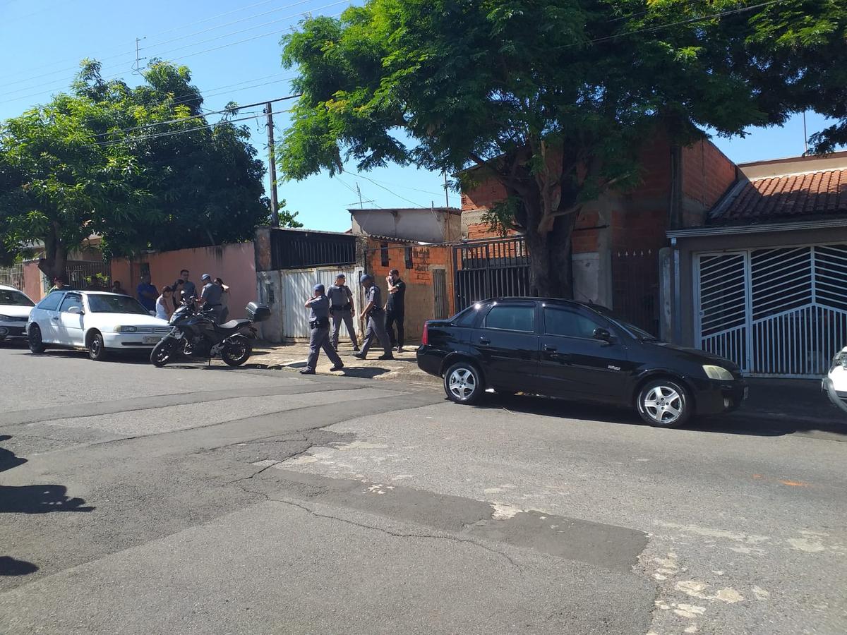 Policiais trabalham na cena dos crimes ocorridos na residência do casal, situada no mesmo terreno dos pais, no bairro Campos Verdes (Alenita Ramirez)