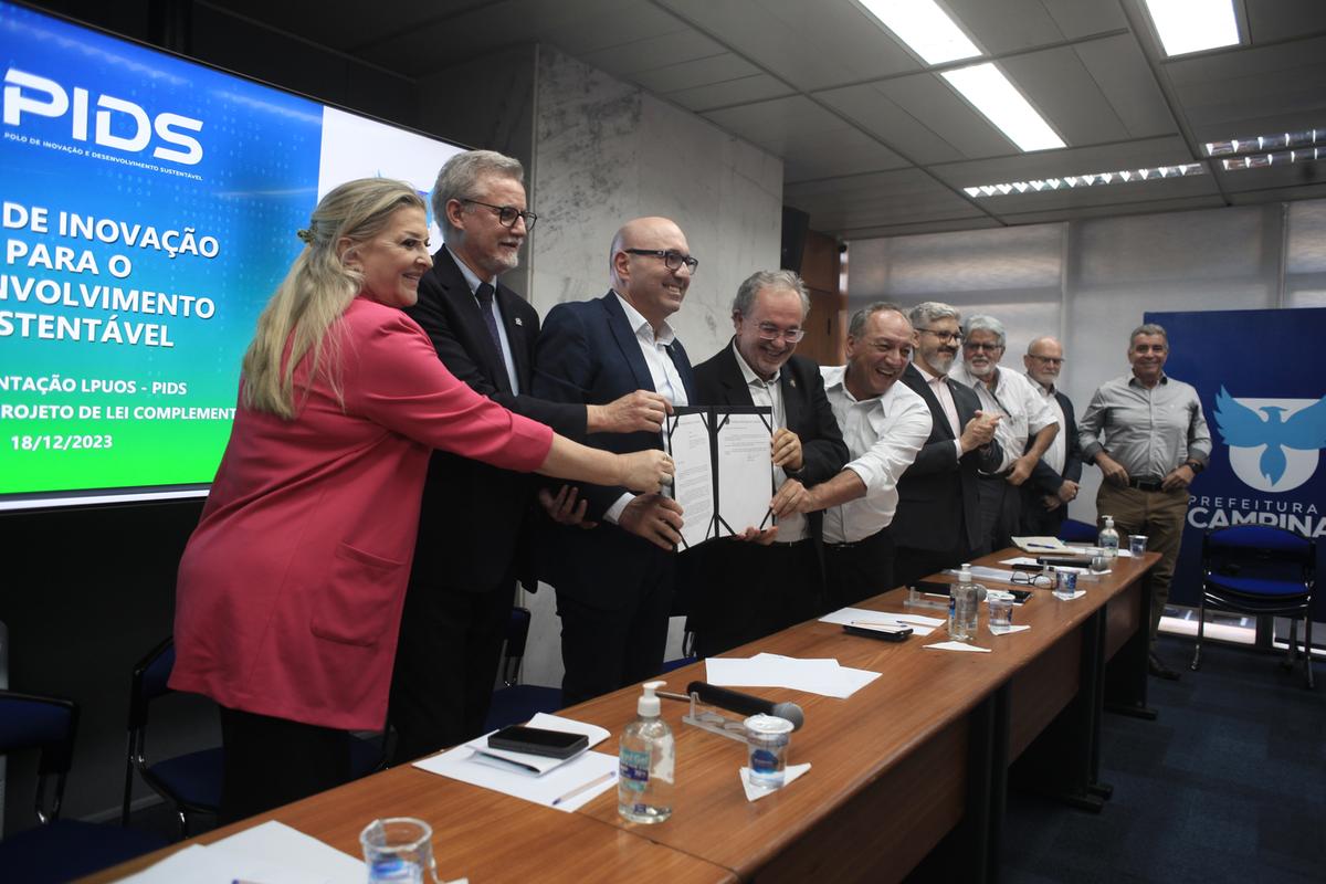 Sala Azul do Paço Municipal foi o local da cerimônia que contou com a assinatura do prefeito de Campinas; secretários municipais, presidente da Câmara de Vereadores e reitores da Unicamp e PUC-Campinas participaram da solenidade (Kamá Ribeiro)