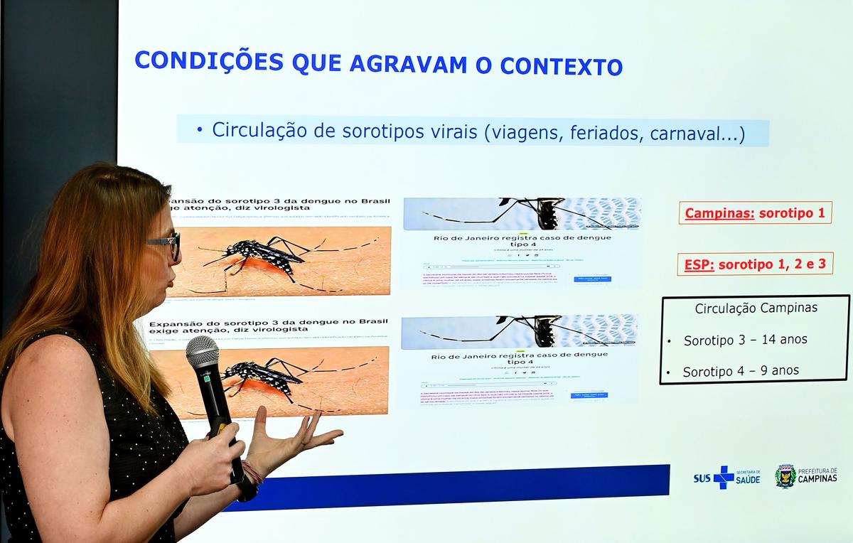 A diretora do Departamento de Vigilância em Saúde (Devisa), Andrea Von Zuben, mostra gráfico relativo à evolução da dengue em Campinas: momento de prevenção (Carlos Bassan/PMC)