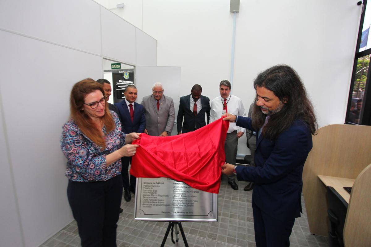 Luciana Gonçalves de Freitas, presidente da 3ª Subseção da OAB, e o delegado da PF, Edson Geraldo de Souza, inauguram a sala dos advogados (Rodrigo Zanotto)