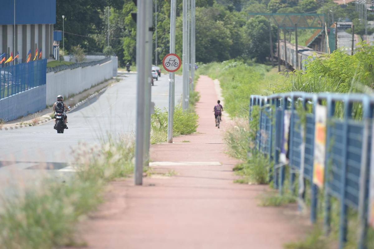 Caminho utilizado por ciclistas receberá uma moderna ciclovia, além da recuperação de áreas verdes e implementação de um parque linear em Hortolândia (Alessandro Torres)