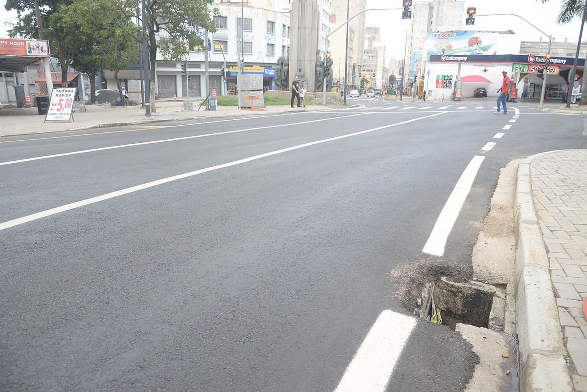 Prefeitura estima que Campinas tenha, aproximadamente, 50 mil bueiros e bocas de lobo; mesmo chumbadas com cimento e concreto, vândalos conseguem arrancar as barras de ferro que compõem o bueiro (Alessandro Torres)