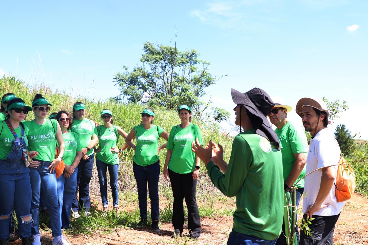 São 40 pessoas que se voluntariam a cada ano para ajudar no trabalho de reflorestamento da APA Campinas; quem se envolve na ação tem tido a consciência ambiental despertada (Divulgação)
