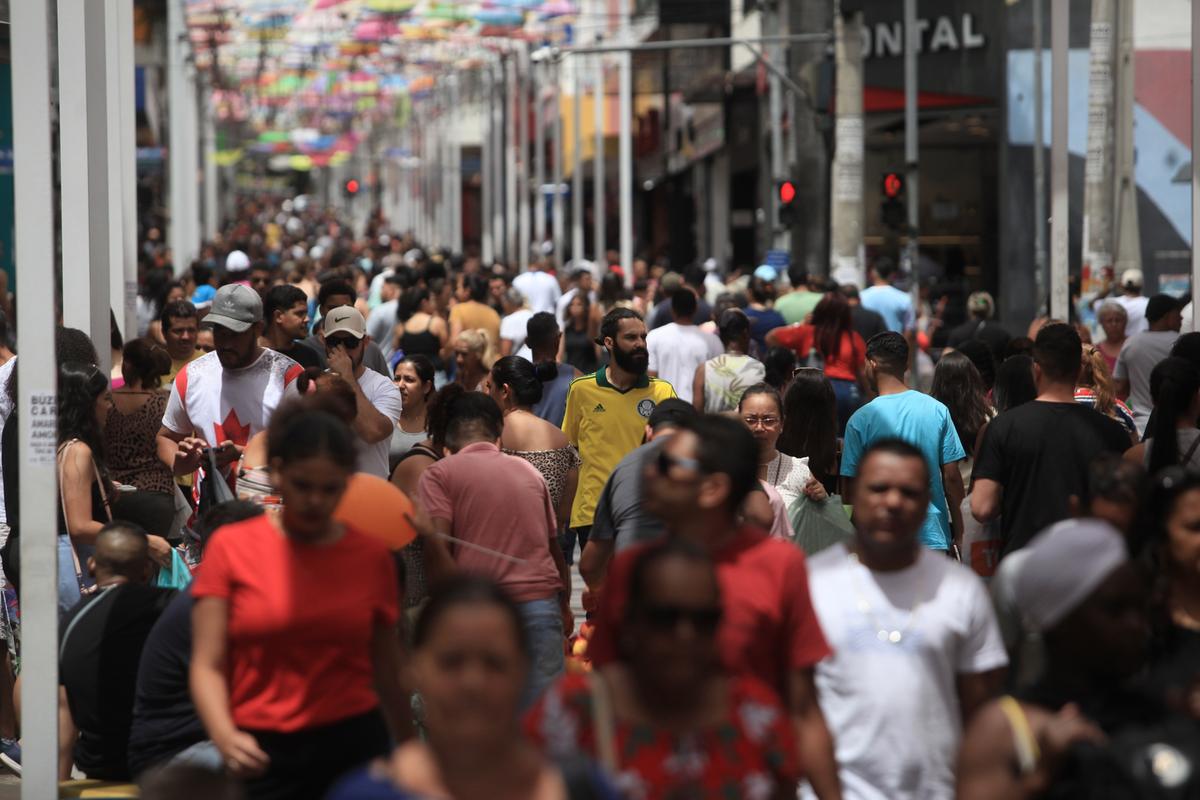 Multidão que lotava as lojas da Rua 13 de Maio, em busca dos presentes para celebrar o Natal (Kamá Ribeiro)