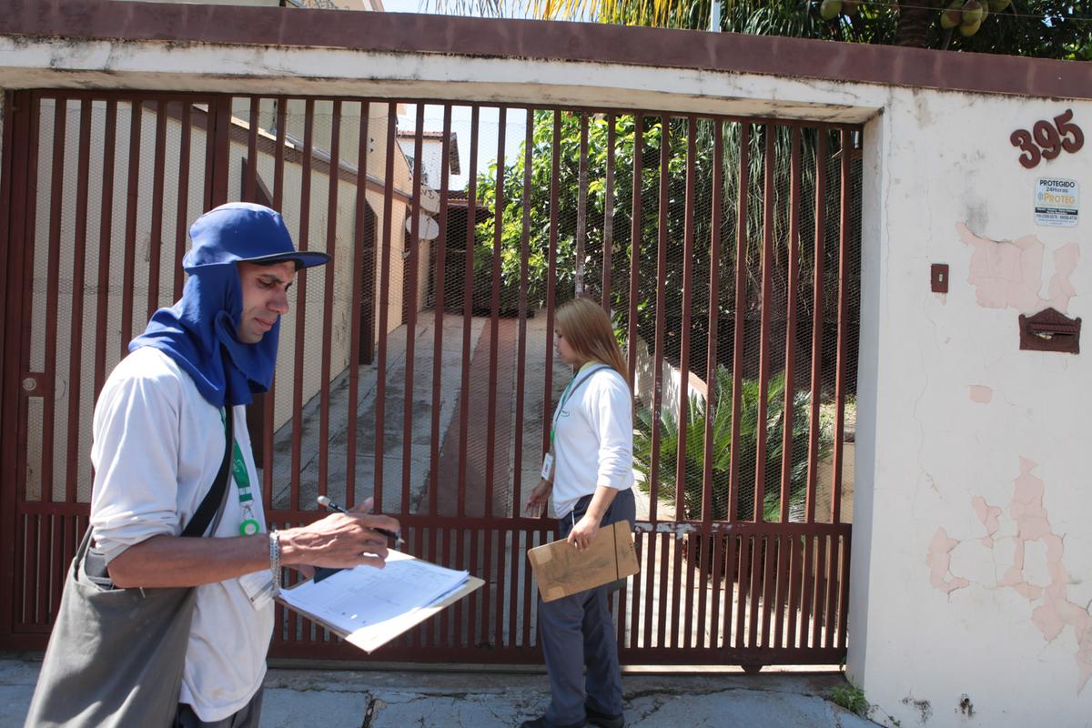 Agentes que trabalham nas ações de combate à dengue são da empresa Impacto Controle de Pragas e usam uniforme formado por camiseta branca, com logo da empresa, e calça na cor cinza; em caso de dúvida a população pode ligar para o 156 (Rodrigo Zanotto)