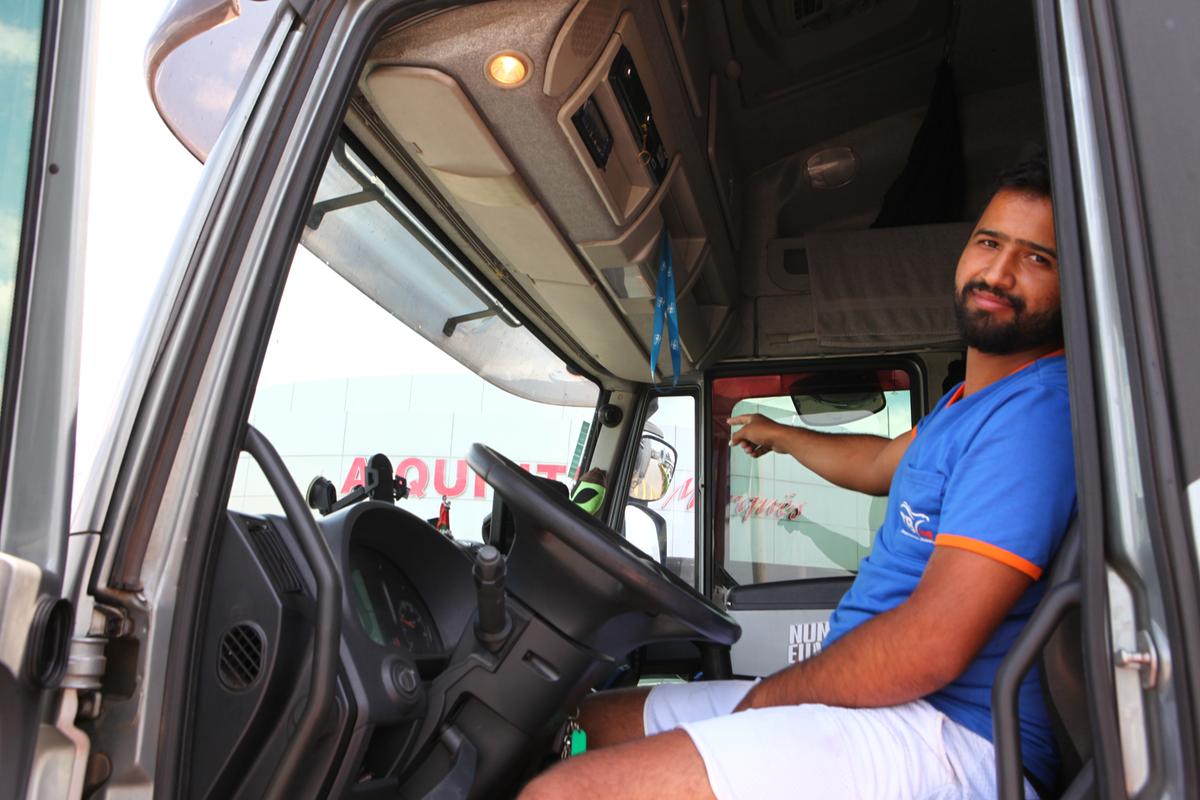 O caminhoneiro Marcus Yure vivenciou momentos de pavor ao ser abordado por criminosos em dois carros, enquanto trafegava pelo estado da Bahia (Rodrigo Zanotto)