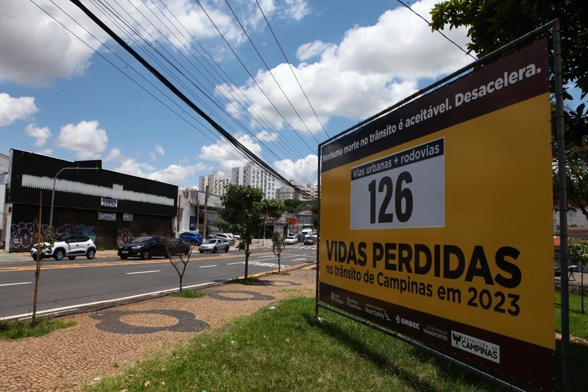 Painel da Emdec localizado no bairro Botafogo apresenta uma estatística preocupante e dolorosa sobre as vítimas fatais registradas no trânsito neste ano: uma média de 13,26 óbitos a cada 100 mil habitantes (Rodrigo Zanotto)