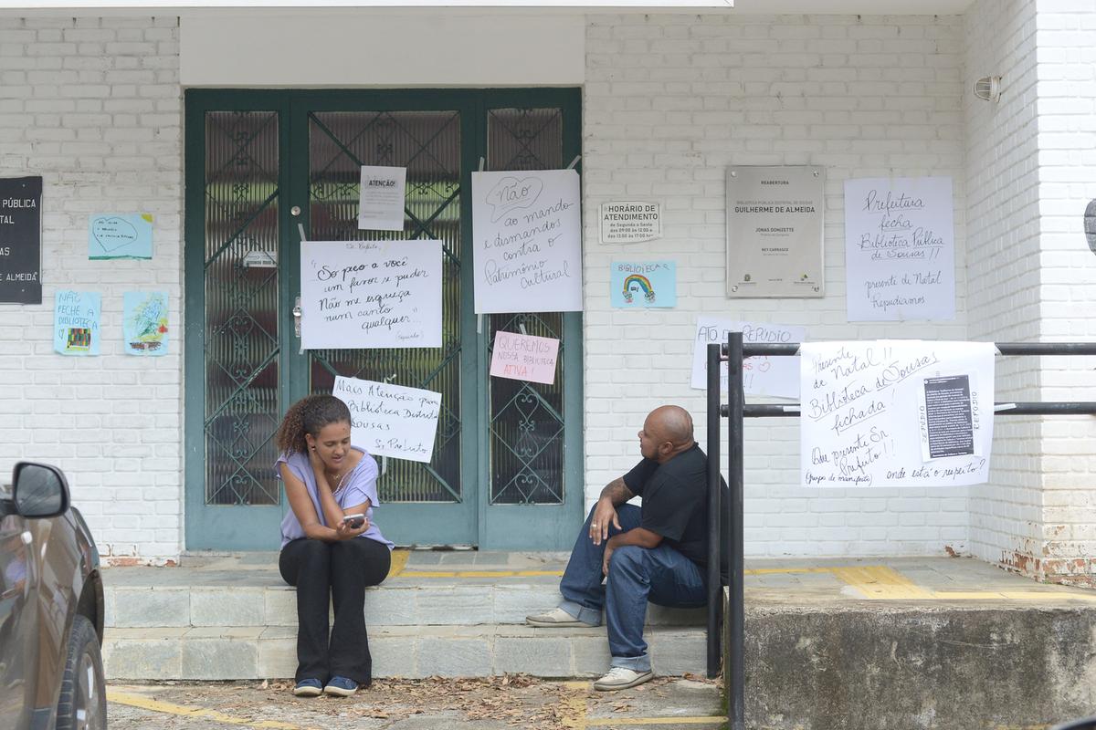 Manifestantes diante da Biblioteca Pública Distrital de Sousas: Secretaria de Cultura afirma que está negociando para manter a unidade no atual endereço, mas que depende do posicionamento do proprietário do imóvel (Alessandro Torres)