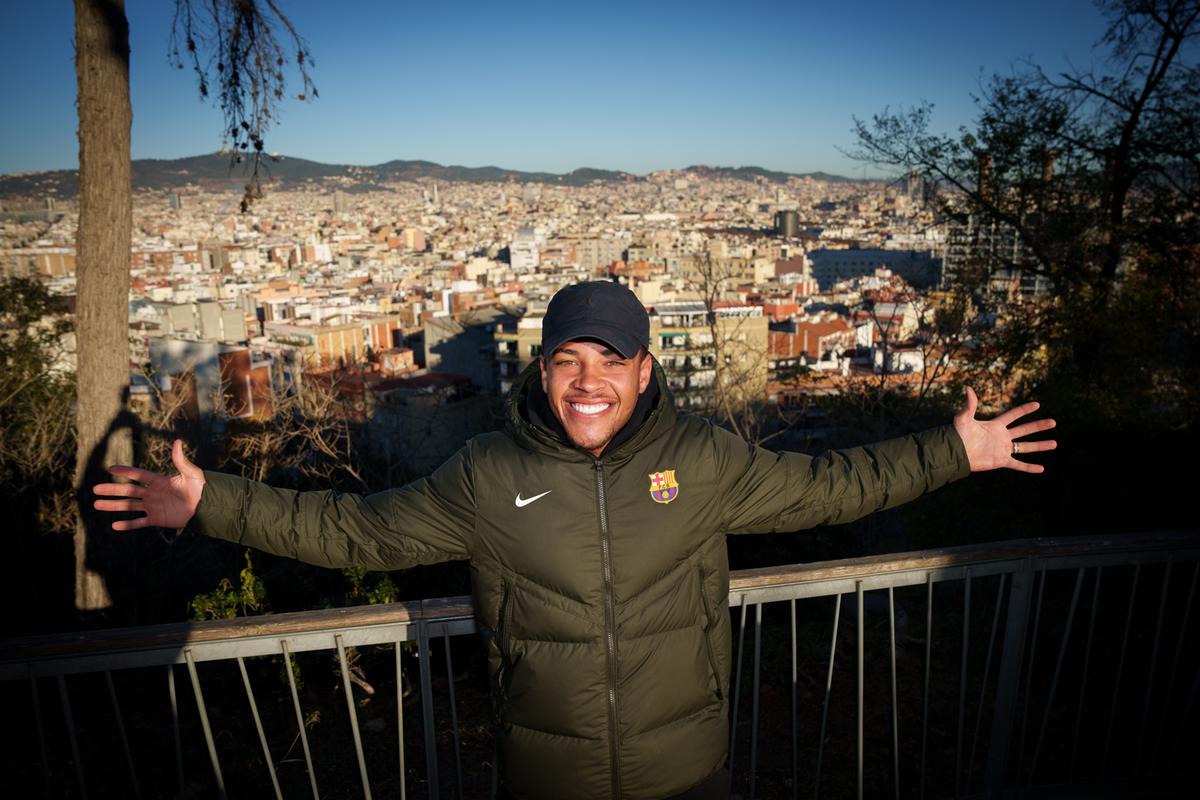 O jogador deverá fazer seu primeiro treinamento com os novos companheiros na sexta-feira e mais um no sábado, quando a atividade será aberta para o torcedor (Reprodução/ @fcbarcelona_br)