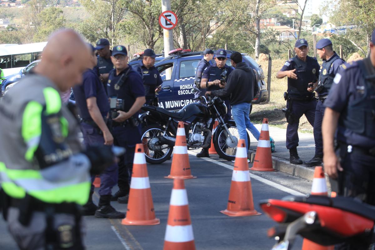 Guardas municipais e agentes da Emdec atuam em blitz no trânsito (Kamá Ribeiro)