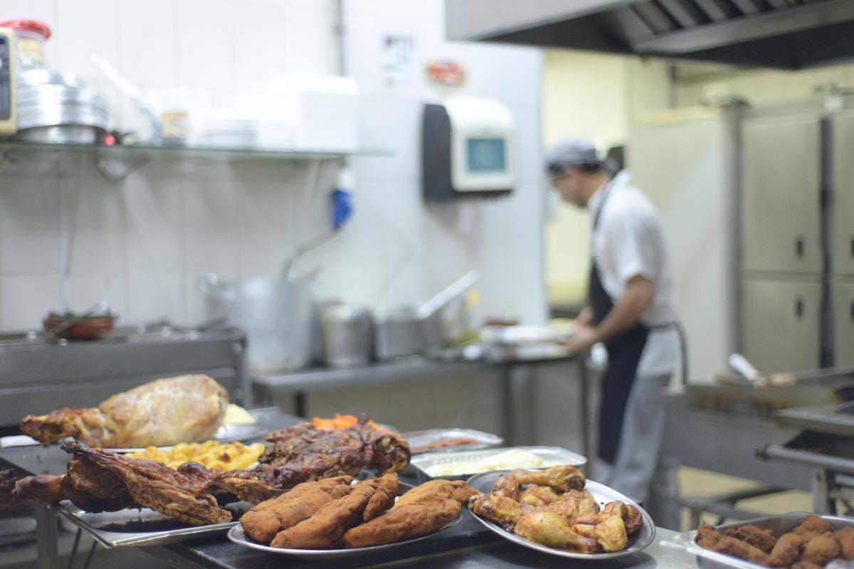 Funcionários de um tradicional restaurante do Centro de Campinas se desdobravam para atender as encomendas para a ceia; volume de vendas está semelhante ao de 2022, o que agradou a proprietária (Alessandro Torres)