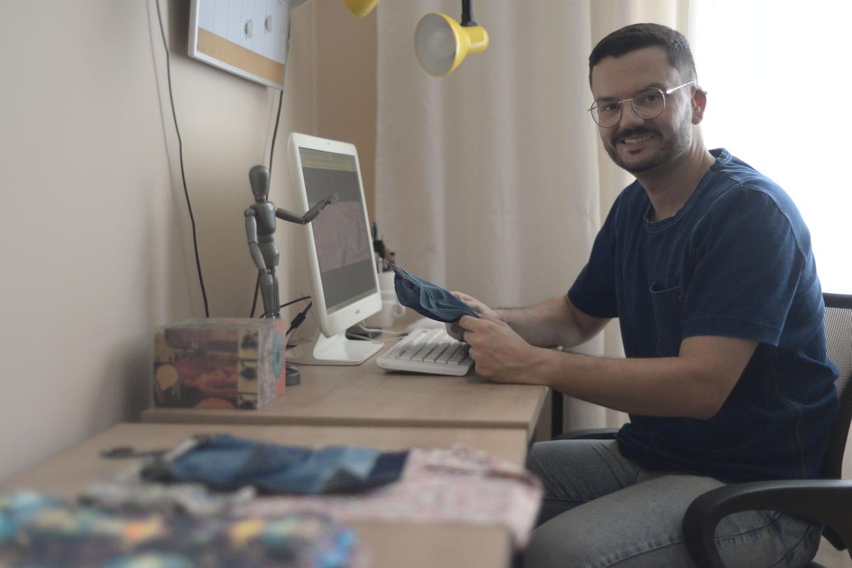 O professor do Senac e mestre em Têxtil e Moda pela USP, Eduardo Vilas Boas, explica que o poliéster não é a fibra mais indicada para uniformes (Alessandro Torres)