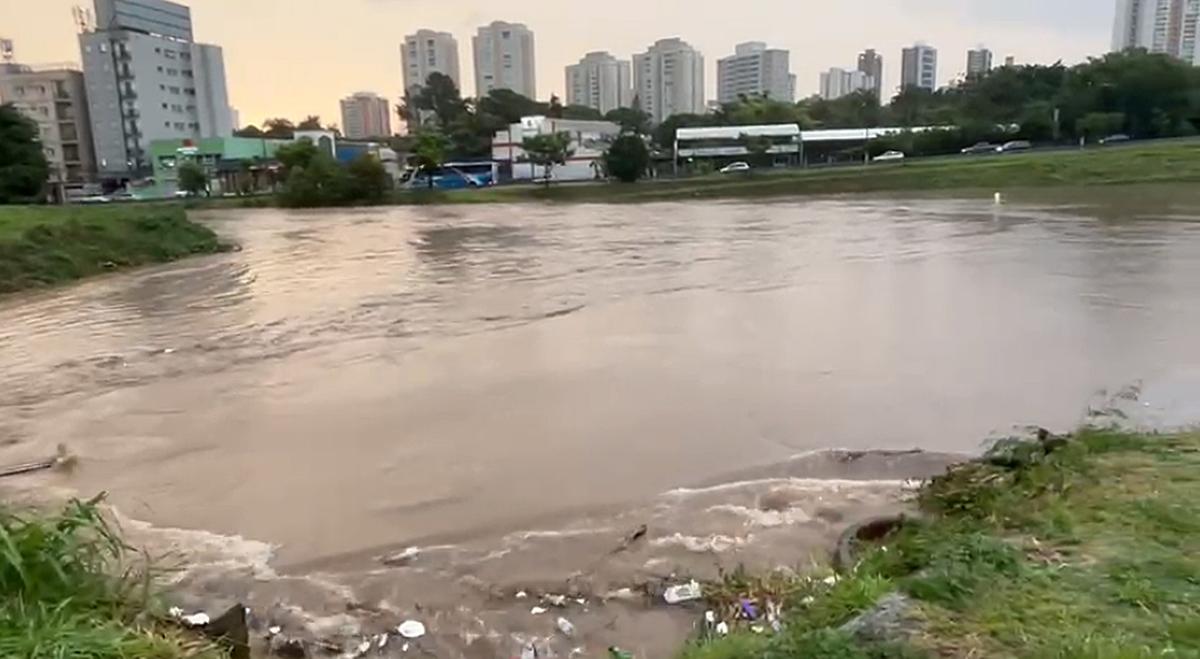 Piscinão da Norte-Sul durante a forte chuva que caiu no município na tarde de quarta-feira (Divulgação)