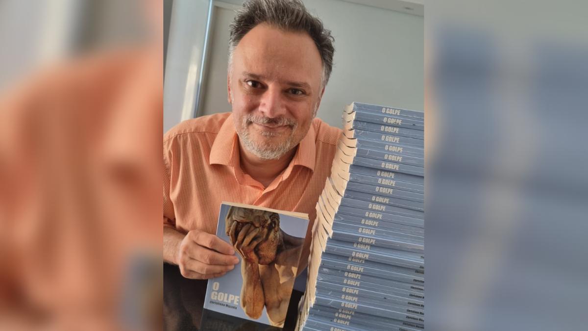 Jornalista Christiano Mazzola com o livro "O Golpe" (Arquivo pessoal)