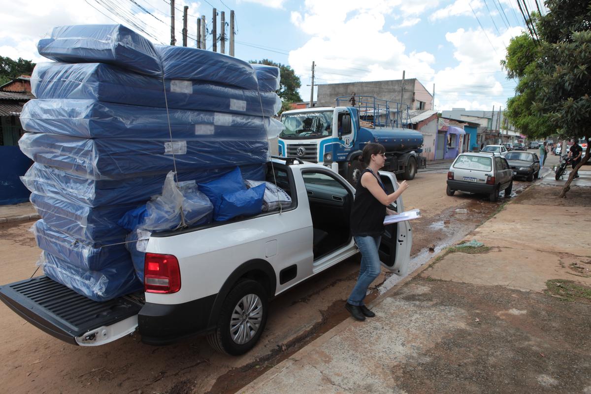 Prefeitura entrega colchões para pessoas atingidas pela chuva no Jardim Samambaia; roupas infantis e de adultos (masculino e feminino), cestas básicas, água e ração para cachorros e gatos são outros itens que a população do local precisa de doações (Rodrigo Zanotto)