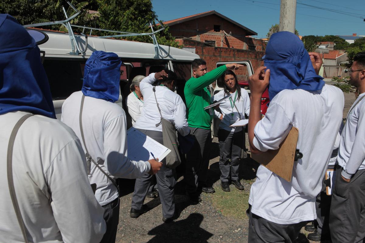 Antes do início do mutirão, agentes traçam o esquema de trabalho: iniciativa ocorrerá quinzenalmente em Campinas com o objetivo de eliminar os criadouros do mosquito Aedes aegypti, vetor que transmite a dengue (Rodrigo Zanotto)