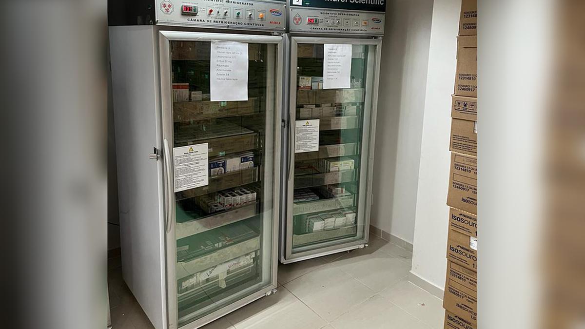 Geladeiras para medicamentos de alto custo do DRS; sistema de conferência de estoque é considerado falho (Divulgação)