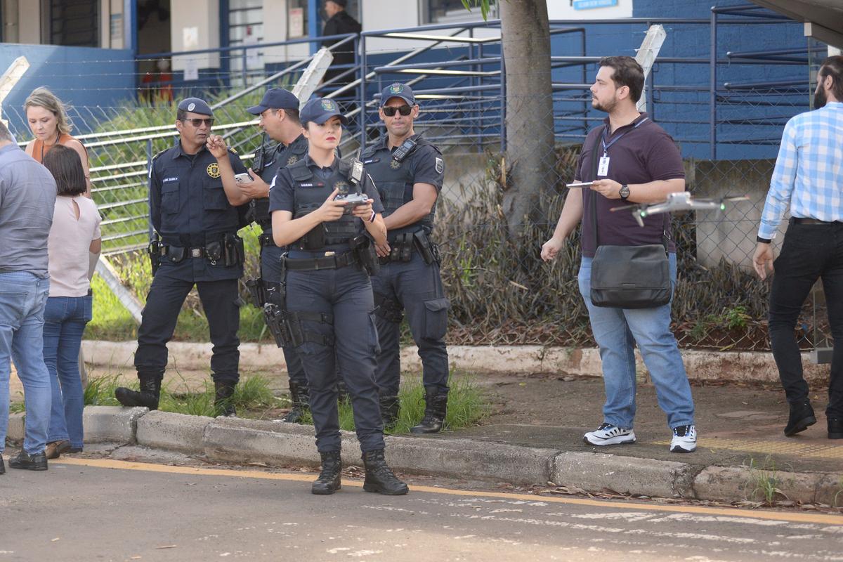 Na operação realizada no Jardim Eulina, um dos bairros de Campinas que apresentam alto risco de transmissão da dengue, a Prefeitura utilizou drones para identificar a existência de possíveis criadouros do Aedes aegypti nos quintais das residências (Alessandro Torres)