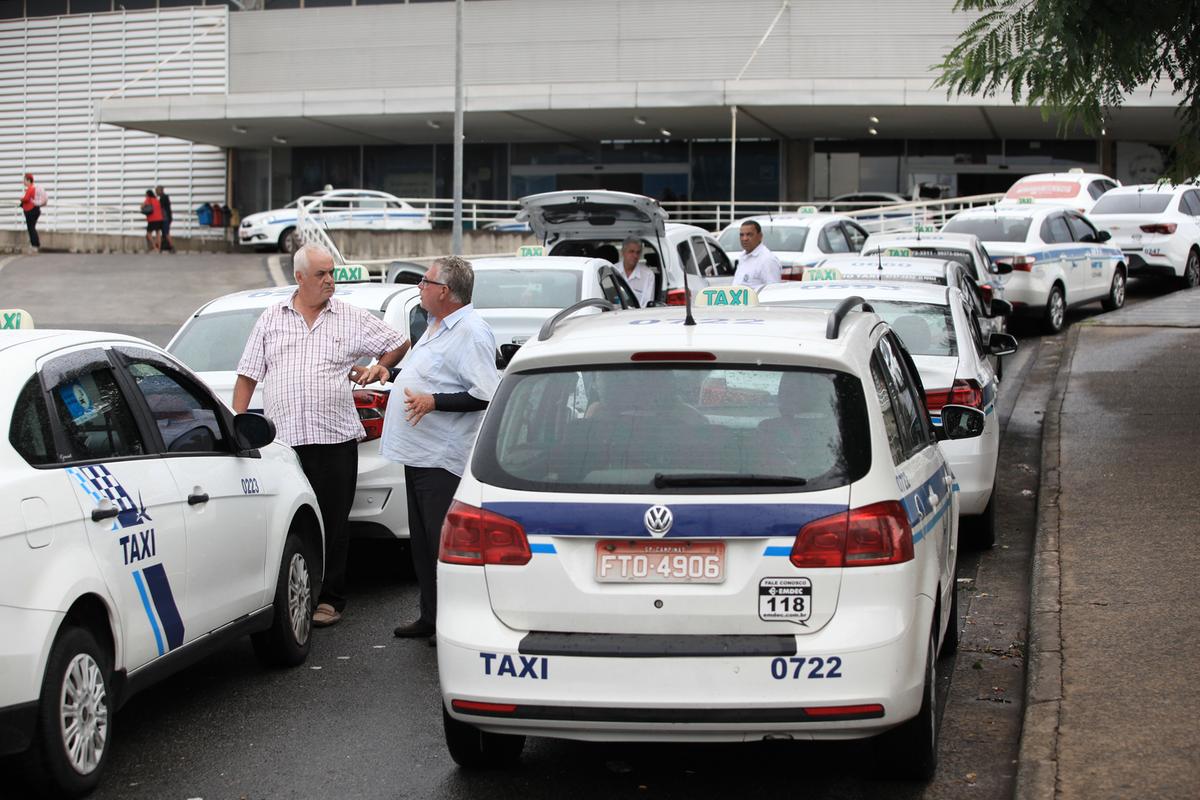 Embora haja grande oferta de táxis convencionais na cidade, as duas empresas que demonstraram interesse, no último edital, em prestar o serviço com veículos adaptados continuam com os alvarás de funcionamento vencidos (Kamá Ribeiro)
