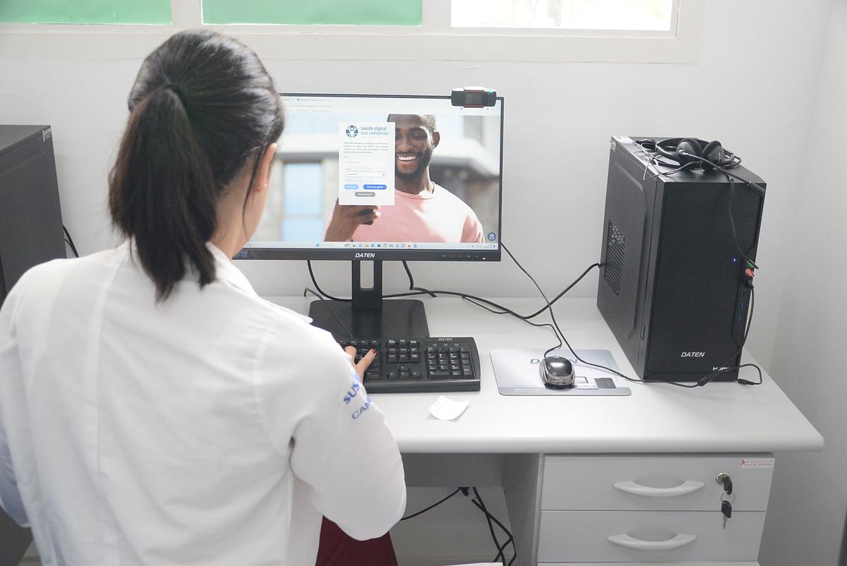 Médico da rede municipal atende pacientes por meio do serviço de Saúde Digital, disponibilizado pela Prefeitura de Campinas; de acordo com o prefeito Dário Saadi, o principal desafio de sua administração nessa área é eliminar a fila de espera para atendimento em especialidades médicas (Alessandro Torres)