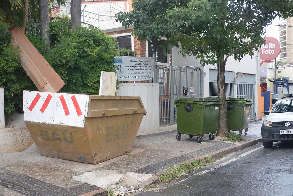 Calçada com obstáculos dificulta a travessia de pedestres na Rua Coronel Quirino, no Cambuí; denúncias podem ser feitas por meio do 156 (Alessandro Torres)