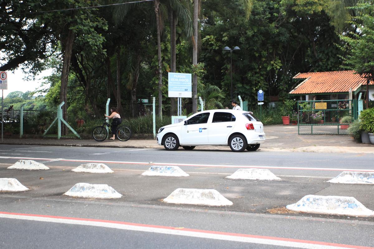 Ciclistas circulam pela calçada que margeia o Parque Ecológico "Hermógenes de Freitas Leitão", em Barão Geraldo: ciclovia ligará o espaço ao condomínio Barão do Café e à Mata de Santa Genebra 