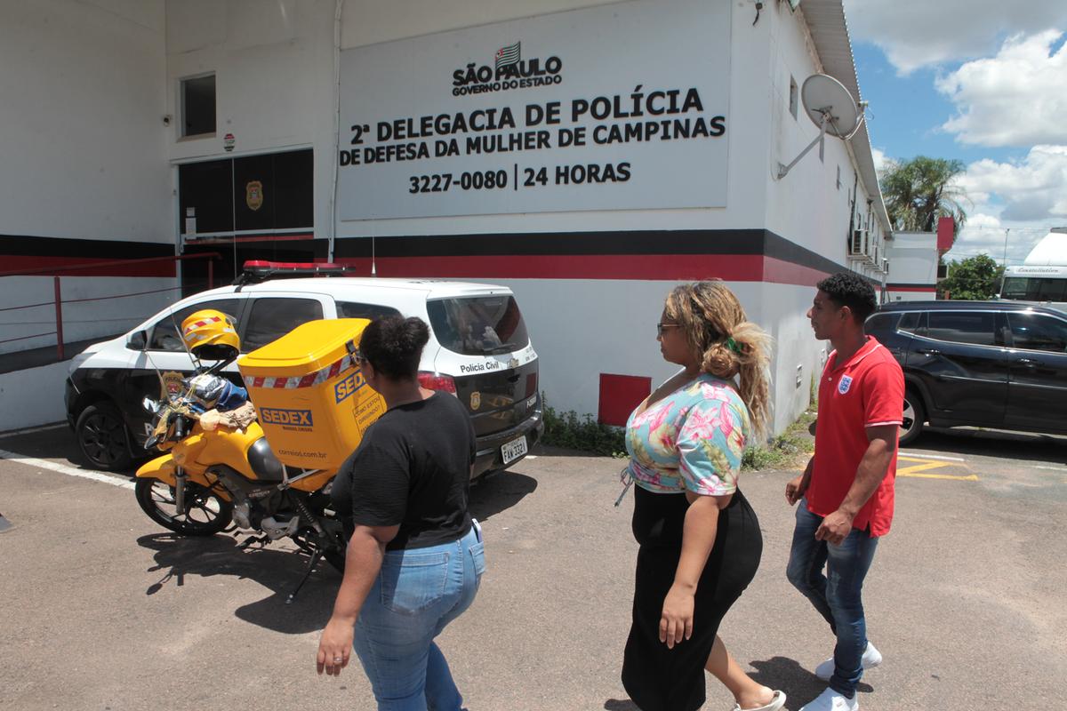 Dalila Bezerra, irmã da vítima, (à esquerda) foi até a 2ª DDM para prestar depoimento sobre o crime (Rodrigo Zanotto)