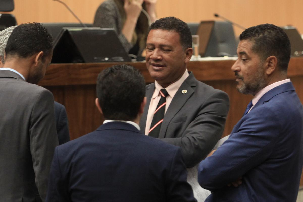 O vereador Permínio (ao centro) está sendo acusado de prática de retenção indevida de parte dos salários de assessores; investigação teve início em resposta a denúncias anônimas recebidas pelo Ministério Público (Kamá Ribeiro)