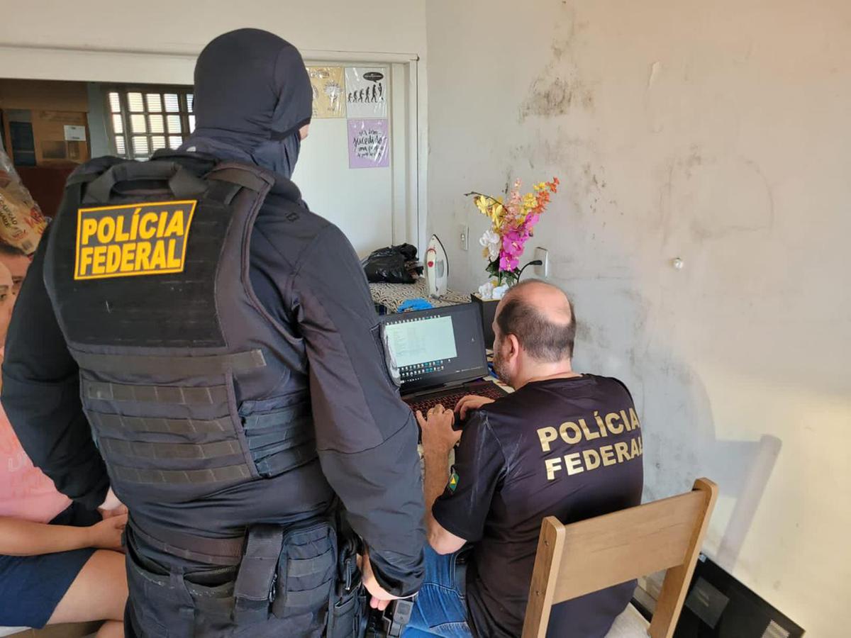 Agentes da Polícia Federal procuram material pornográfico em computador apreendido durante operação (Divulgação)