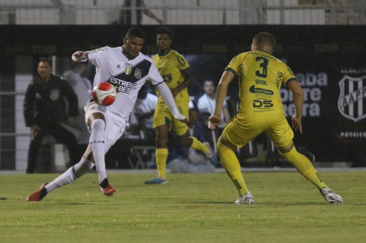 Jeh fez um belo gol e garantiu a alegria dos torcedores no Majestoso (Luciano Claudino/Pontepress)