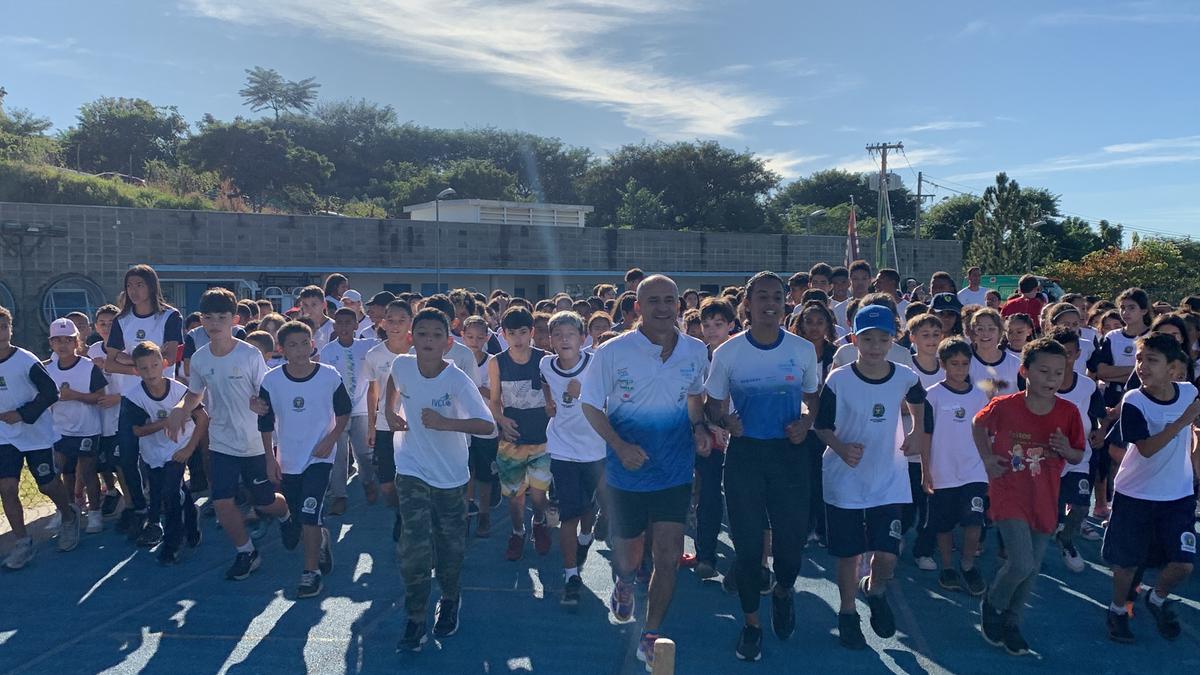 Vanderlei Cordeiro de Lima, referência no esporte, ao lado de crianças e adolescentes durante o 2º Festival de Atletismo Interescolar (Tiago Bueno/IVCL)