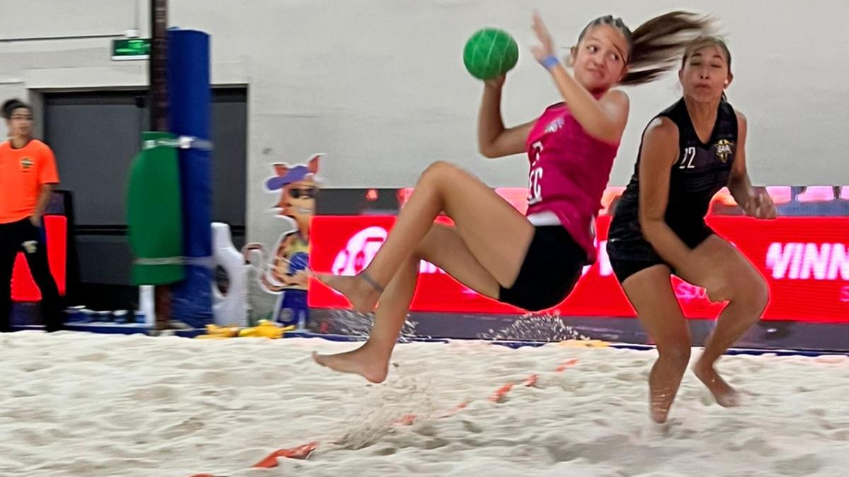 Stephani joga handebol de areia em categorias acima de sua idade (Divulgação)