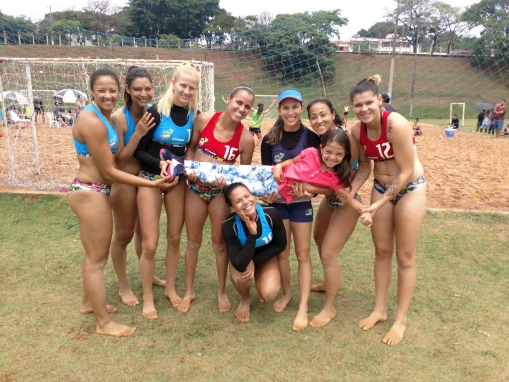 Stephani era uma espécie de mascote do time de Campinas, já que a convivência com as jogadoras acontece desde os dois anos de idade; jogar handebol de praia se tornou uma rotina para a jovem que aprimora as suas qualidades constantemente (Divulgação)
