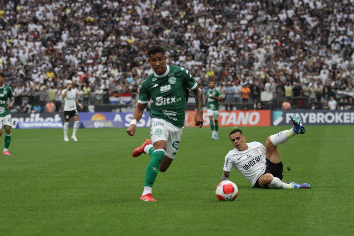 O atacante Reinaldo (esquerda) foi titular em sua estreia pelo time bugrino (Raphael Silvestre/GuaraniFC)