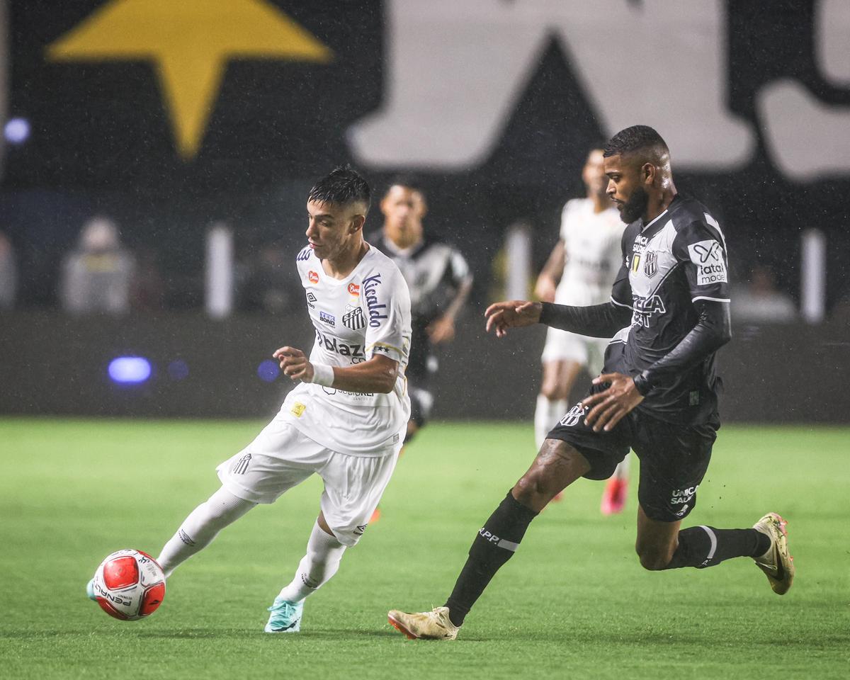 Zagueiro Castro não conseguiu segurar o ataque do Peixe (Raul Baretta/ Santos FC)