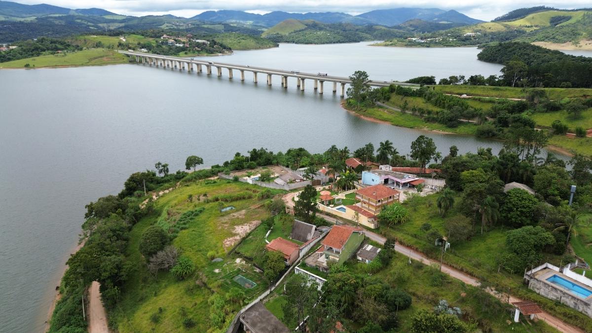 Ponte da Rodovia Dom Pedro I sobre a represa Atibainha, formada pela barragem de mesmo nome localizada no rio Atibainha, no município de Nazaré Paulista; críticos da privatização da Sabesp temem pelo futuro do Sistema Cantareira, que abastece os municípios da Região Metropolitana de Campinas e da Grande São Paulo (Alessandro Torres)