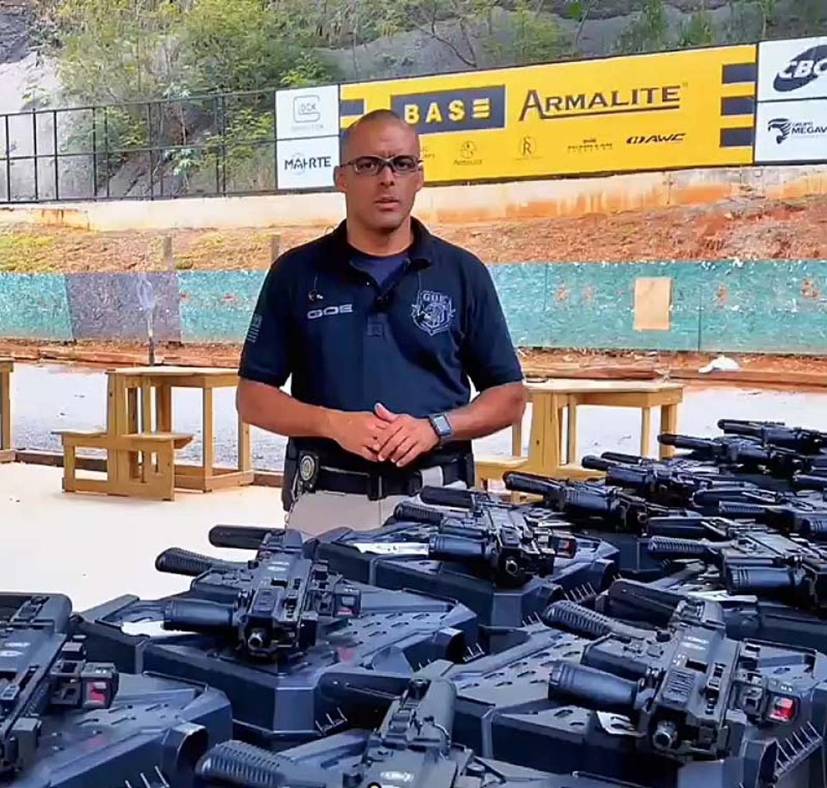 Departamento de Polícia Judiciária 2 recebeu 106 armas com alto poder de fogo; são 16 fuzis israelenses, 30 submetralhadoras suíças e 60 carabinas italianas (Divulgação)