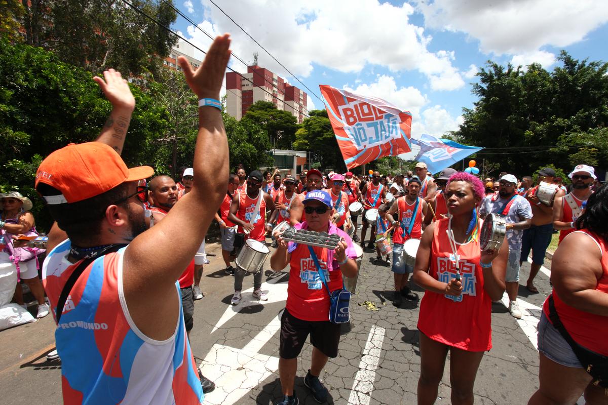 A bateria do bloco do Vô Jajá contagiou ontem os foliões do Parque Prado e bairros próximos: expectativa era de público de até 10 mil pessoas ao longo do dia (Rodrigo Zanotto)