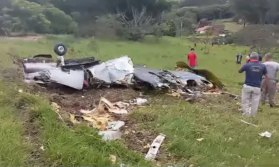 O avião de pequeno porte caiu neste domingo (28) na zona rural de Itapeva, no sul de Minas Gerais (Facebook/Reprodução)
