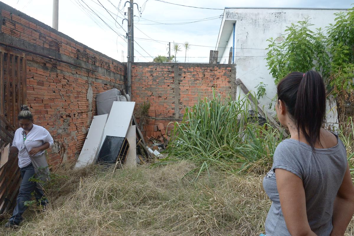 Além dos mutirões, que contam até com drones para identificar possíveis áreas com criadouros do mosquito Aedes aegypti, diariamente a Prefeitura realiza uma série de ações com o intuito de acabar com o vetor da doença e controlar os casos de dengue na cidade; ontem, a vistoria das equipes chegou até a Vila União (Alessandro Torres)