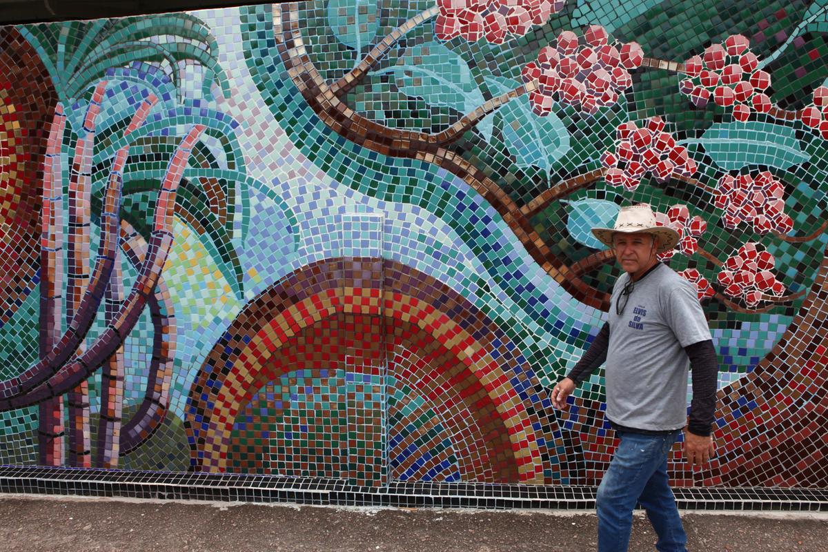 O artista mostra o ciclo da cana-de-açúcar e do café, retratados na Estação Cachoeira de Vinhedo, no mega mosaico criado e executado por ele (Rodrigo Zanotto)