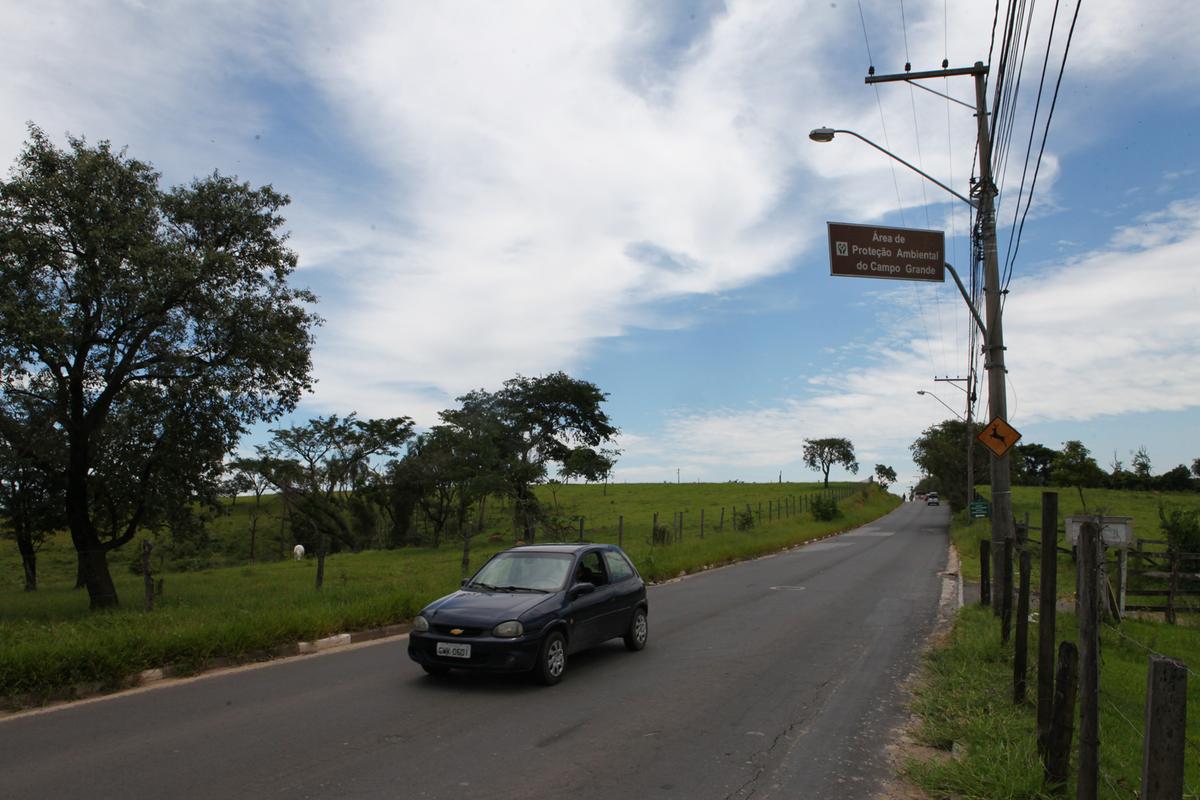Estrada municipal que atravessa a região da Área de Proteção Ambiental do Campo Grande: região abriga nascentes e vegetação de transição de Mata Atlântica para Cerrado (Rodrigo Zanotto)