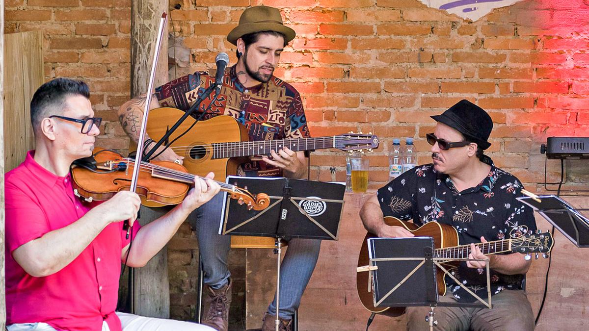 Trio do Gadje Roma formado por Ernani Teixeira (violino), Lucas Tchavo (violão manouche) e Estevão Daminelli (violão 'la pompe') (Dalton Yatabe/ @chunfotografia)