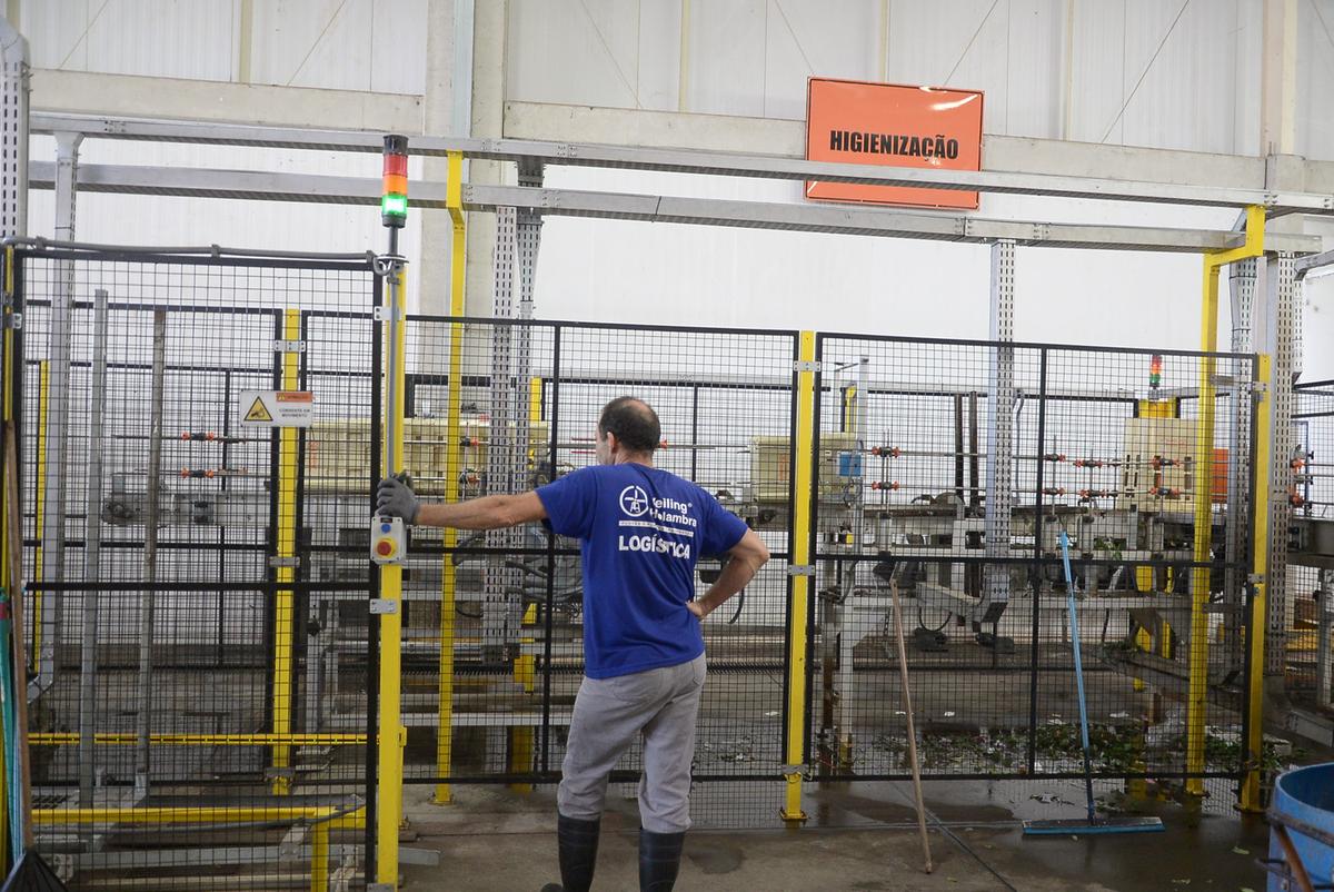 Setor de higienização de materiais circulantes da cooperativa: trabalho é feito com água captada da chuva e armazenada em reservatório com capacidade para 11 milhões de litros (Alessandro Torres)