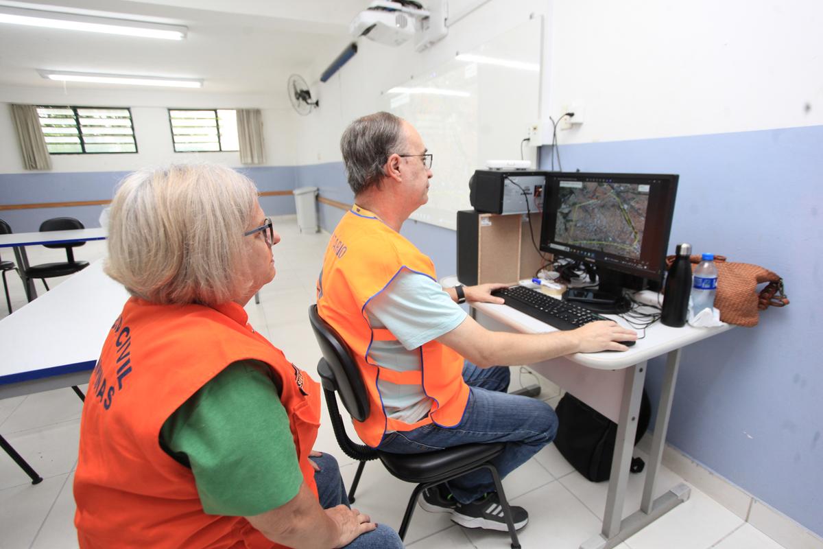 Agentes de saúde fazem monitoramento das áreas consideradas de alto risco para a proliferação da dengue em Campinas; desde abril do ano passado, quando a epidemia foi declarada, o número total de casos em Campinas alcançou números alarmantes, resultando em três óbitos (Kamá Ribeiro)