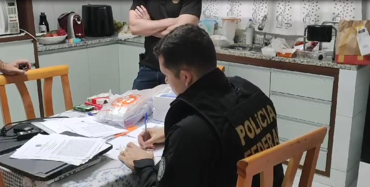Agentes da Polícia Federal cumprem mandado de busca e apreensão na casa dos suspeitos em Vinhedo (Divulgação)